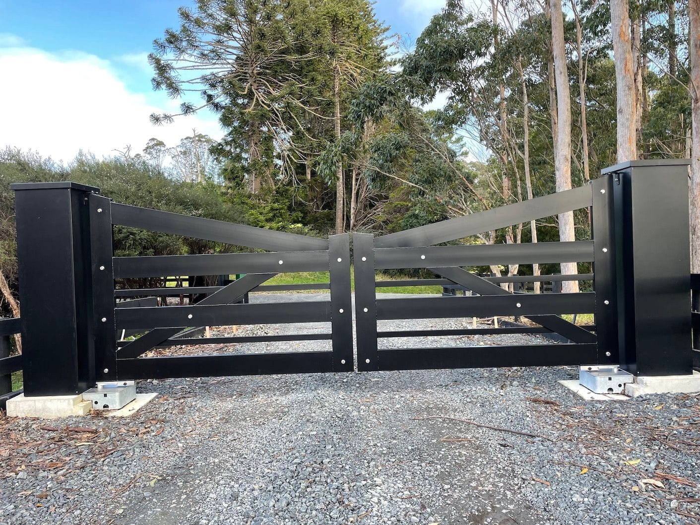 Large Aluminium towers with double swing, below ground automation
